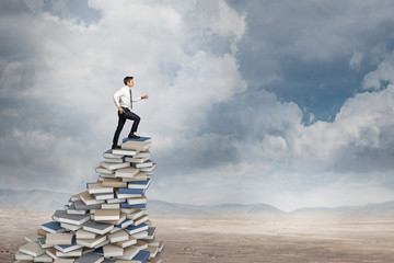 汽车前风挡玻璃外侧下雨天起雾 开ac空调吹前风挡 不行 只能用雨刷刮一下 但是一会就起来？