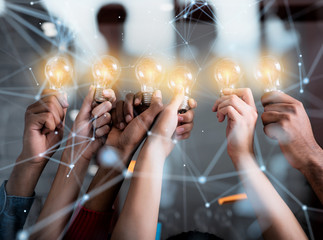 汽车手刹系统有三种类型：手拉·脚踩·电子式哪种最可靠？