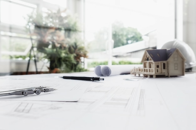 电动车爬坡主要取决于电机还是电瓶啊？